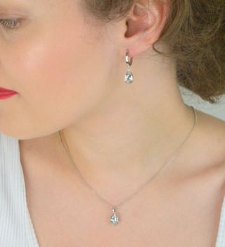 Srebrne kolczyki Spark próba 925 z białym kryształem w kształcie łezki. Długość 2,5 cm, waga 3,10 g. Eleganckie, zapięcie na zatrzask (1).JPG