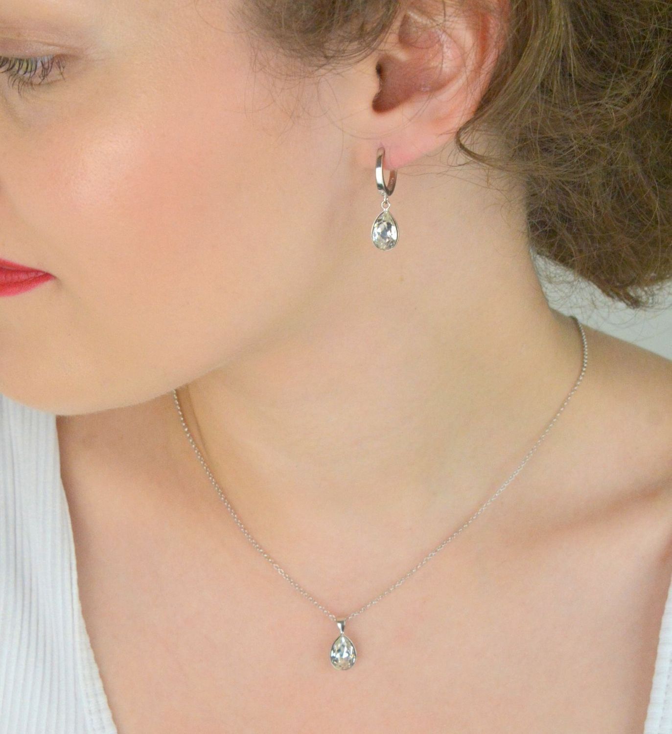 Srebrne kolczyki Spark próba 925 z białym kryształem w kształcie łezki. Długość 2,5 cm, waga 3,10 g. Eleganckie, zapięcie na zatrzask1.webp