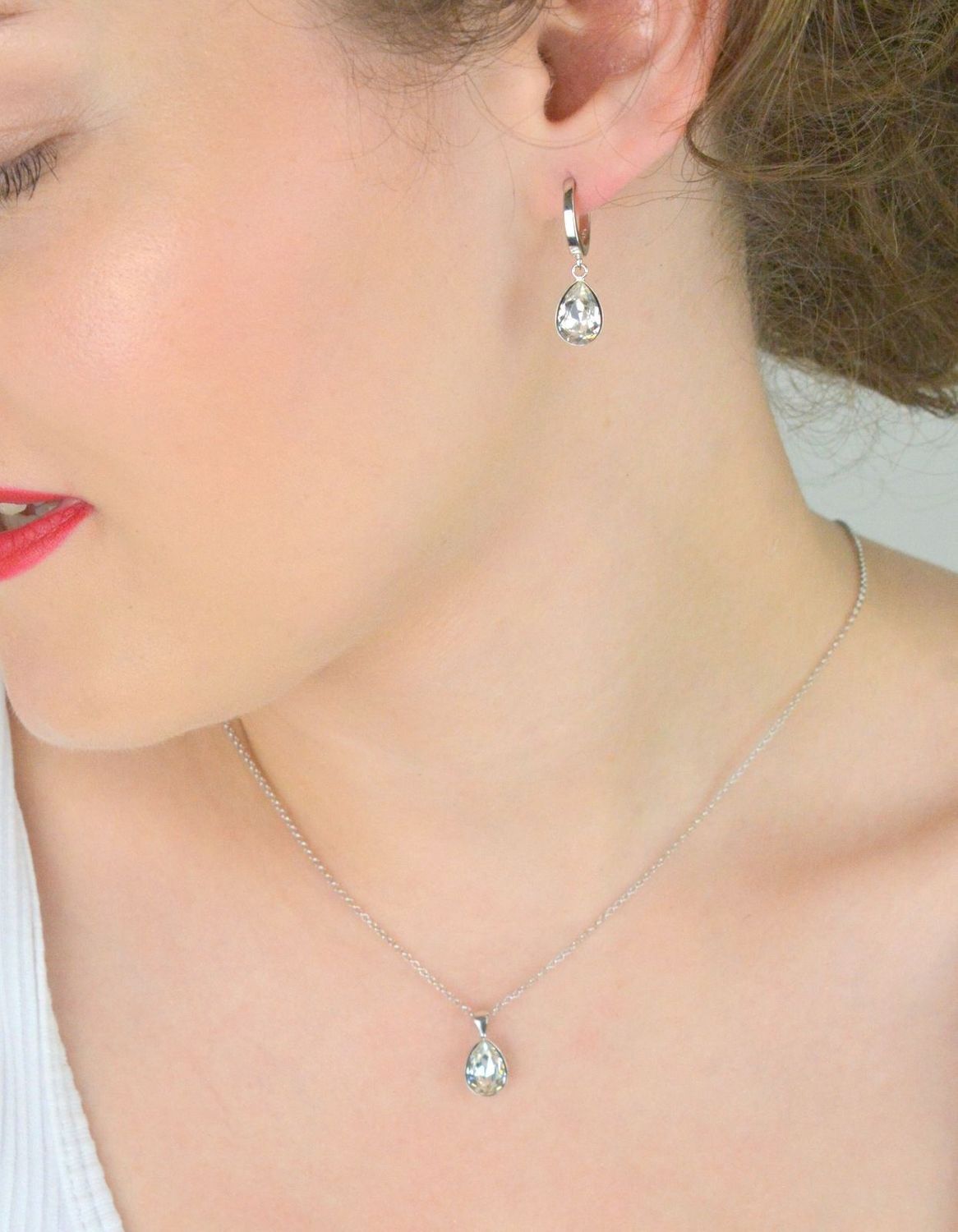 Srebrne kolczyki Spark próba 925 z białym kryształem w kształcie łezki. Długość 2,5 cm, waga 3,10 g. Eleganckie, zapięcie na zatrzask1.webp