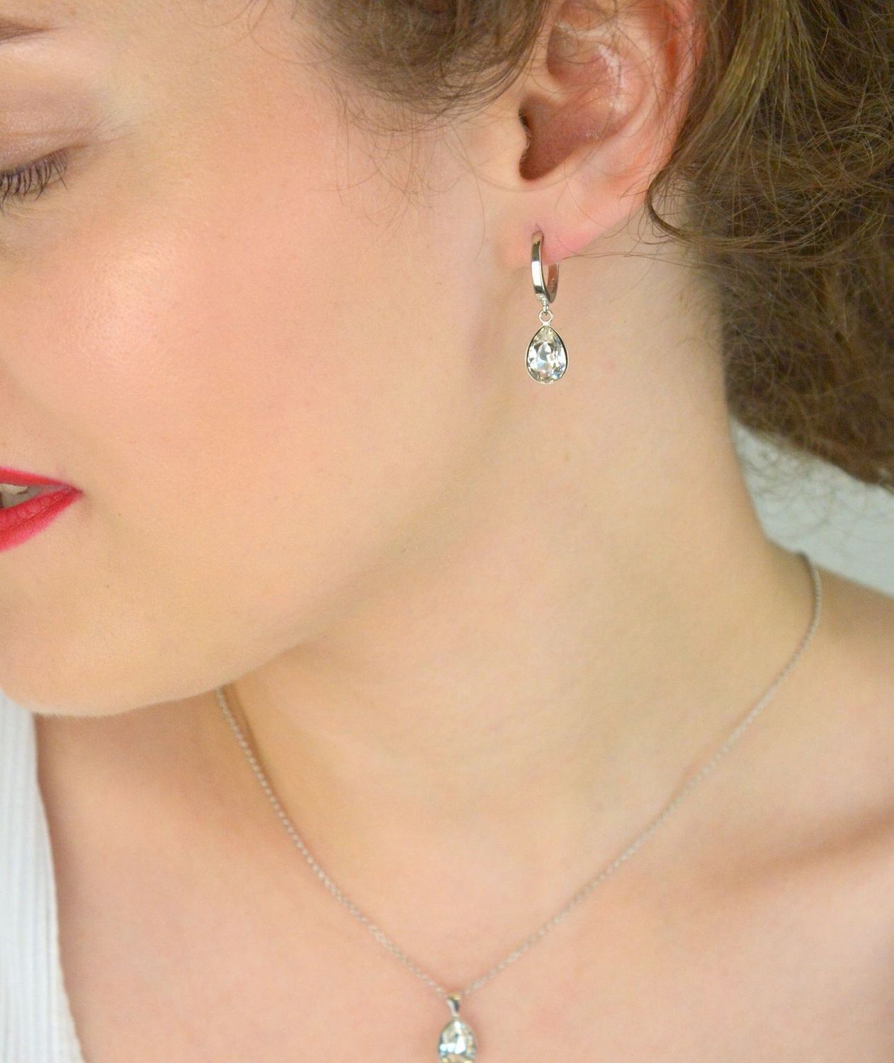 Srebrne kolczyki Spark próba 925 z białym kryształem w kształcie łezki. Długość 2,5 cm, waga 3,10 g. Eleganckie, zapięcie na zatrzask1.webp
