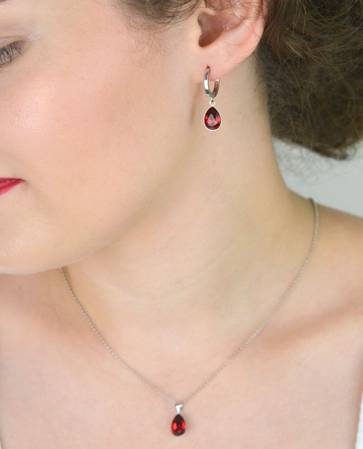 Kolczyki damskie srebrne próba 925 z platyną i austriackimi kryształami Scarlet, długość 2,5 cm, zapięcie na zatrzask. Elegancka i trwała biżuteria.1.jpg