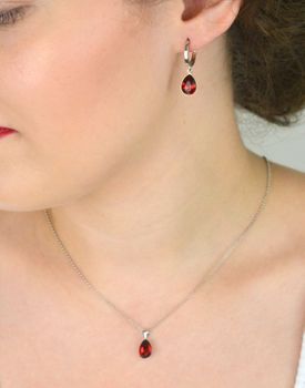 Kolczyki damskie srebrne próba 925 z platyną i austriackimi kryształami Scarlet, długość 2,5 cm, zapięcie na zatrzask. Elegancka i trwała biżuteria (2).JPG