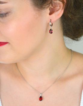 Kolczyki damskie srebrne próba 925 z platyną i austriackimi kryształami Scarlet, długość 2,5 cm, zapięcie na zatrzask. Elegancka i trwała biżuteria (3).JPG