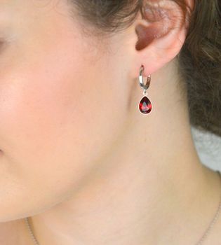 Kolczyki damskie srebrne próba 925 z platyną i austriackimi kryształami Scarlet, długość 2,5 cm, zapięcie na zatrzask. Elegancka i trwała biżuteria (4).JPG
