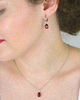 Kolczyki damskie srebrne próba 925 z platyną i austriackimi kryształami Scarlet, długość 2,5 cm, zapięcie na zatrzask. Elegancka i trwała biżuteria (5).JPG