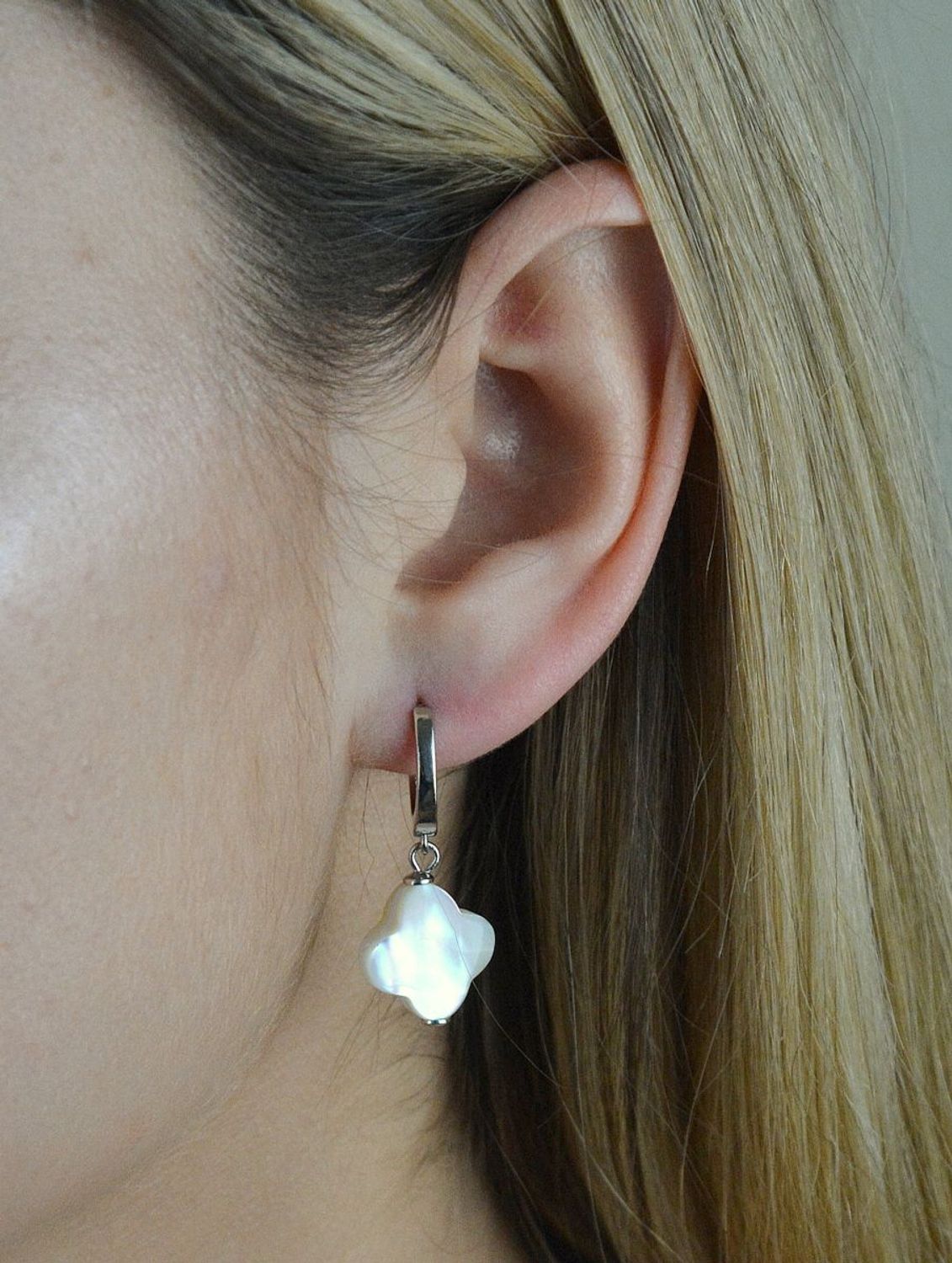 Kolczyki srebrne Swarovski Creoles Clover KCRCLOV1MPW. Kolczyki Swarovski perłowe. Kolczyki srebrne Swarovski. Kolczyki wiszące Swarovski. Kolczyki kwiatki Swarovski. Kolczyki kryształ Swarovskiego idealne na prezent. Kolczy.jpg