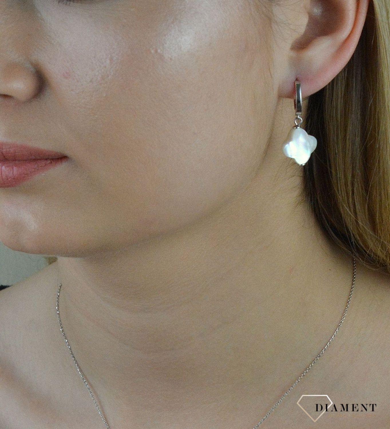 Kolczyki srebrne Swarovski Creoles Clover KCRCLOV1MPW. Kolczyki Swarovski perłowe. Kolczyki srebrne Swarovski. Kolczyki wiszące Swarovski. Kolczyki kwiatki Swarovski. Kolczyki kryształ Swarovskiego idealne na prezent. Kolczy.jpg