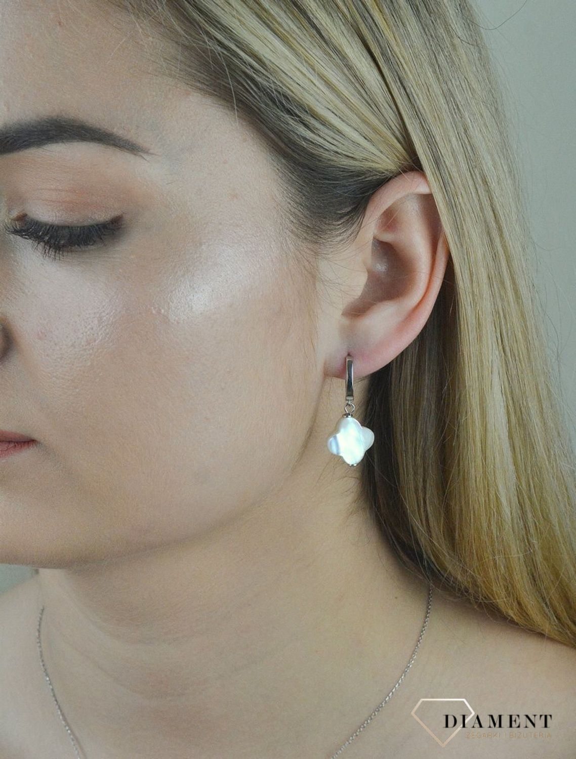 Kolczyki srebrne Swarovski Creoles Clover KCRCLOV1MPW. Kolczyki Swarovski perłowe. Kolczyki srebrne Swarovski. Kolczyki wiszące Swarovski. Kolczyki kwiatki Swarovski. Kolczyki kryształ Swarovskiego idealne na prezent. Kolczy.jpg