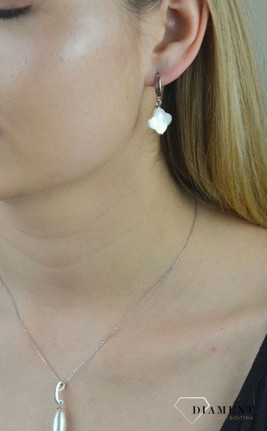 Kolczyki srebrne Swarovski Creoles Clover KCRCLOV1MPW. Kolczyki Swarovski perłowe. Kolczyki srebrne Swarovski. Kolczyki wiszące Swarovski. Kolczyki kwiatki Swarovski. Kolczyki kryształ Swarovskiego idealne na prezent. Kolczy.jpg