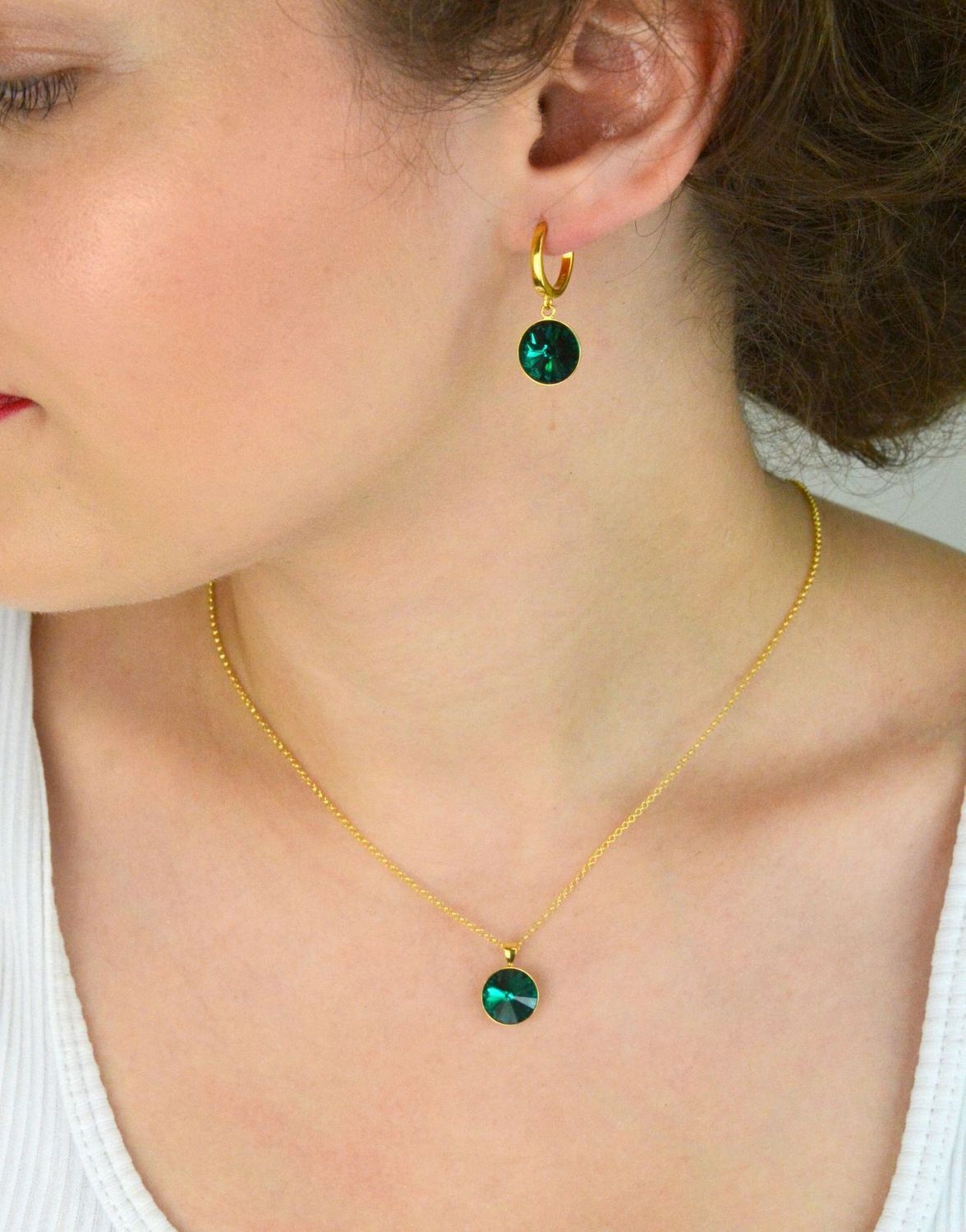 Kolczyki Spark z pozłacanego srebra 925, ozdobione kryształami w kolorze Emerald. Długość 2,7 cm, zapięcie na zatrzask. Stylowa elegancja na co dzień i wieczór.1.webp