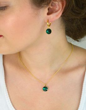 Kolczyki Spark z pozłacanego srebra 925, ozdobione kryształami w kolorze Emerald. Długość 2,7 cm, zapięcie na zatrzask. Stylowa elegancja na co dzień i wieczór (3).JPG