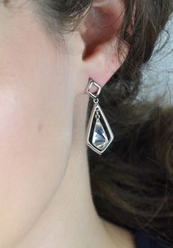 Kolczyki Srebrne Spark Swarovski Trapeze Crystal KD473114C. Zachwycają elegancją i subtelnym połyskiem – kolczyki Spark Classy Pear to propozycja dla kobiet ceniących klasykę w luksusowym wydaniu (1).JPG