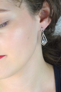 Kolczyki Srebrne Spark Swarovski Trapeze Crystal KD473114C. Zachwycają elegancją i subtelnym połyskiem – kolczyki Spark Classy Pear to propozycja dla kobiet ceniących klasykę w luksusowym wydaniu (2).JPG