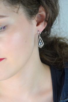 Kolczyki Srebrne Spark Swarovski Trapeze Crystal KD473114C. Zachwycają elegancją i subtelnym połyskiem – kolczyki Spark Classy Pear to propozycja dla kobiet ceniących klasykę w luksusowym wydaniu (3).JPG