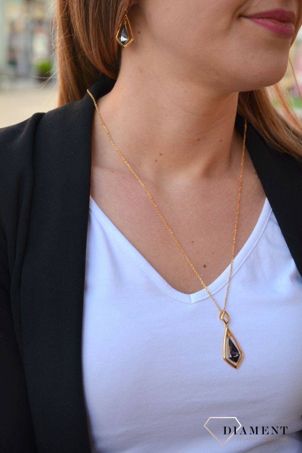 Stylowe, wiszące kolczyki marki Spark to piękny dodatek do kobiecych stylizacji. Olśniewający blask kryształów zamknięty w delikatnym pozłoceniu..jpg