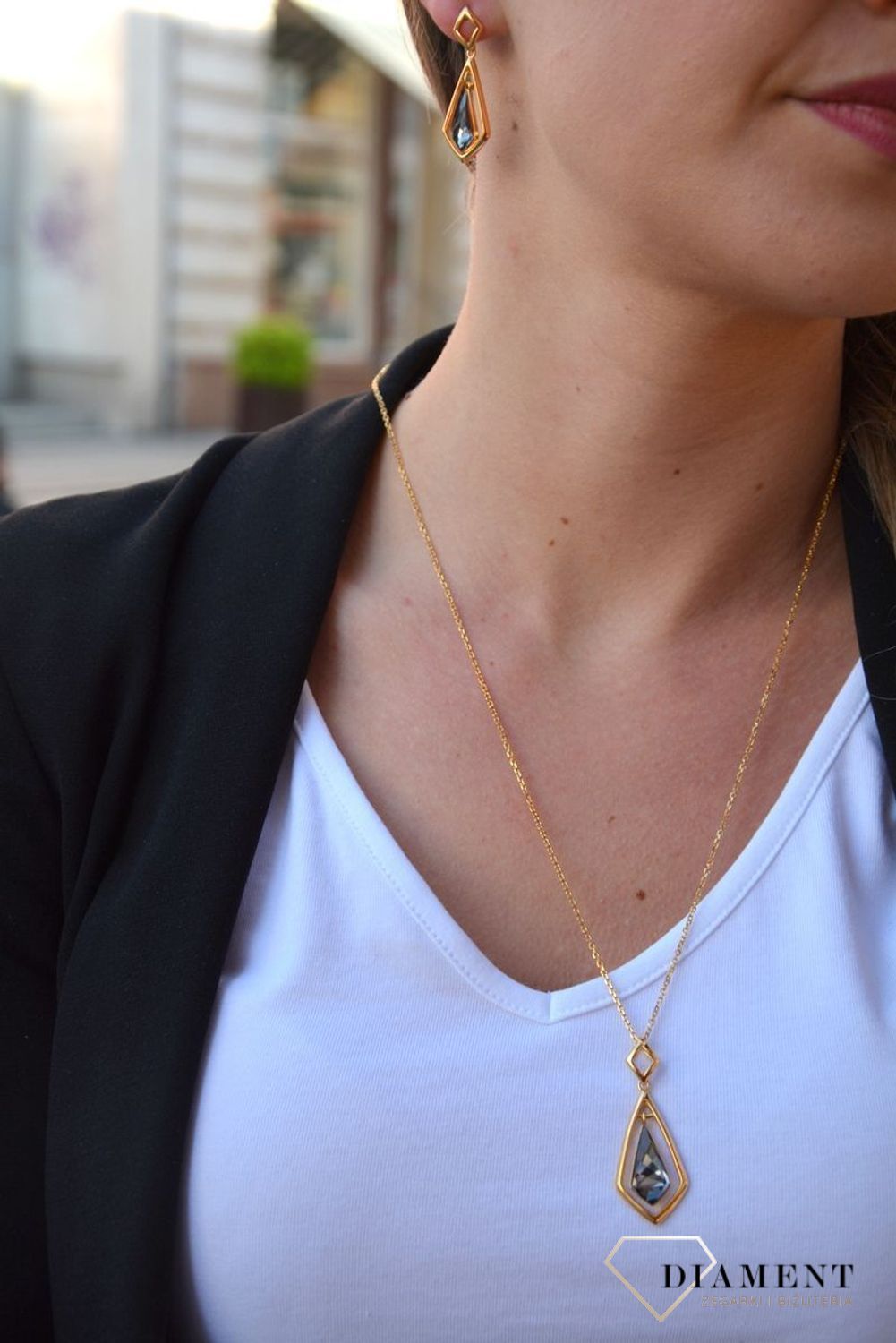 Stylowe, wiszące kolczyki marki Spark to piękny dodatek do kobiecych stylizacji. Olśniewający blask kryształów zamknięty w delikatnym pozłoceniu..jpg