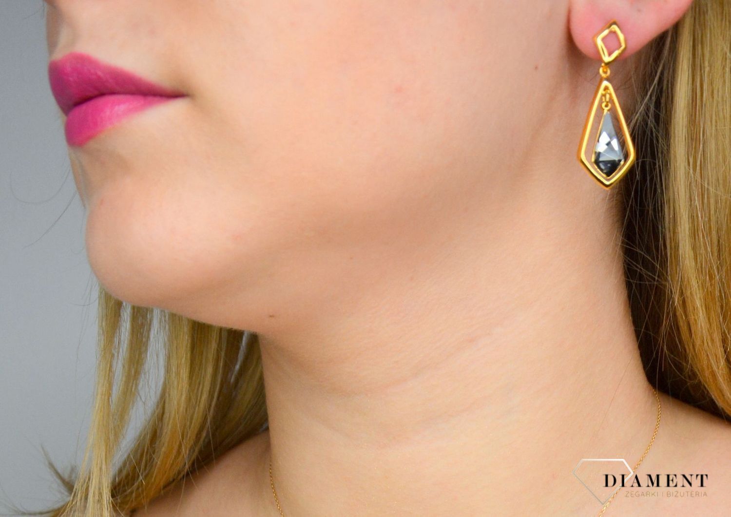 Stylowe, wiszące kolczyki marki Spark to piękny dodatek do kobiecych stylizacji. Olśniewający blask kryształów zamknięty w delikatnym pozłoceniu..jpg