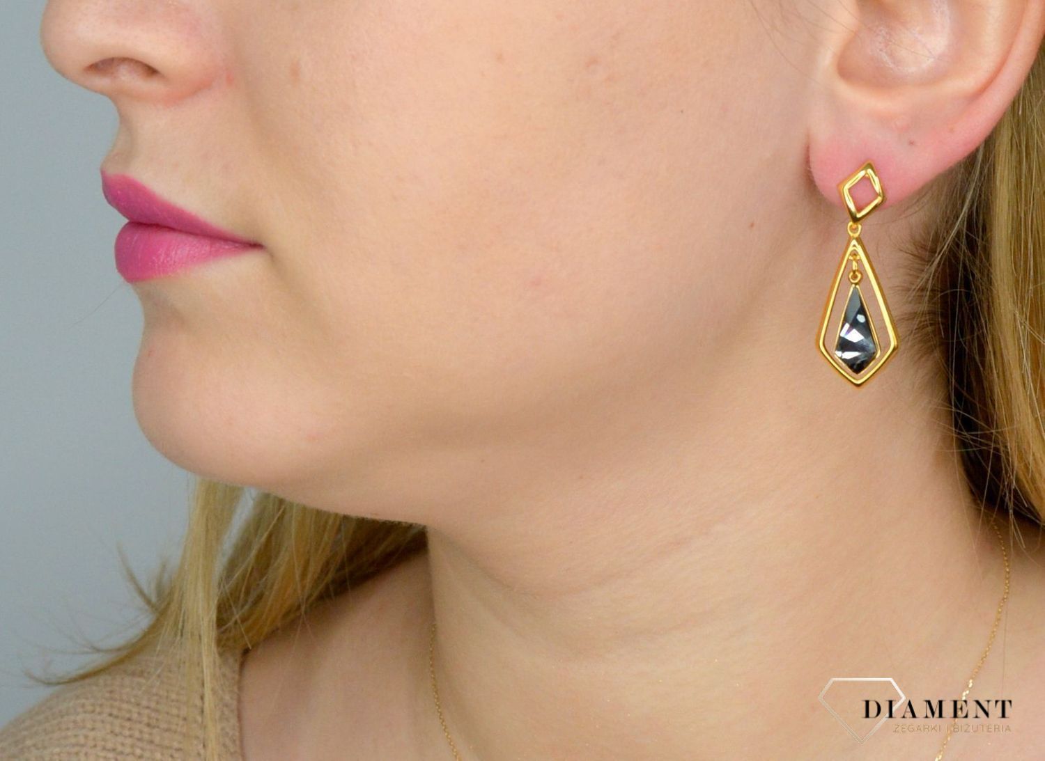 Stylowe, wiszące kolczyki marki Spark to piękny dodatek do kobiecych stylizacji. Olśniewający blask kryształów zamknięty w delikatnym pozłoceniu..jpg