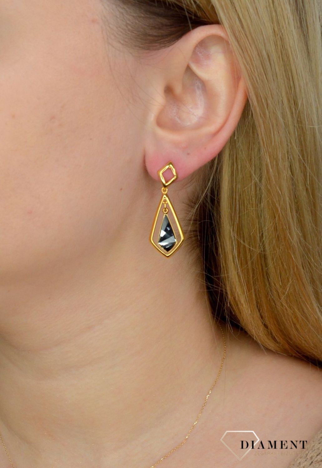 Stylowe, wiszące kolczyki marki Spark to piękny dodatek do kobiecych stylizacji. Olśniewający blask kryształów zamknięty w delikatnym pozłoceniu..jpg