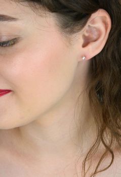 Kolczyki KE19940Y z diamentami 2×0,09ct HSI. Złoto próby 585, 1,20 g, średnica 3 mm. Eleganckie i wygodne – klasyka z luksusowym akcentem (2).JPG