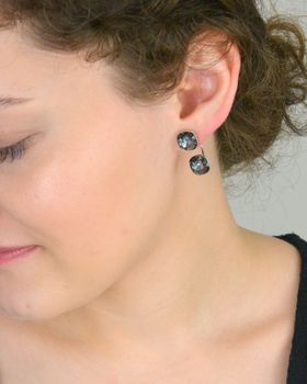 Kolczyki Spark Swarovski Netta Silver Night – srebro 925 i kryształy Swarovski®. Styl glamour, wieczorowy blask. Idealne na prezent dla wyjątkowej kobiety. Zapięcie na sztyft gwarantuje komfort noszenia i bezpieczeństwo (1).JPG
