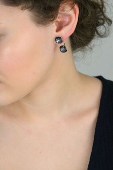 Kolczyki Spark Swarovski Netta Silver Night – srebro 925 i kryształy Swarovski®. Styl glamour, wieczorowy blask. Idealne na prezent dla wyjątkowej kobiety. Zapięcie na sztyft gwarantuje komfort noszenia i bezpieczeństwo (2).JPG