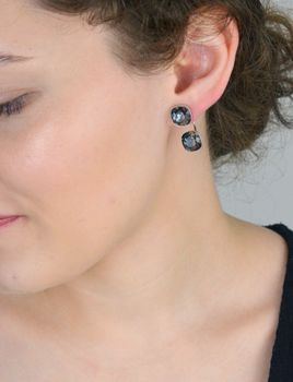 Kolczyki Spark Swarovski Netta Silver Night – srebro 925 i kryształy Swarovski®. Styl glamour, wieczorowy blask. Idealne na prezent dla wyjątkowej kobiety. Zapięcie na sztyft gwarantuje komfort noszenia i bezpieczeństwo (3).JPG