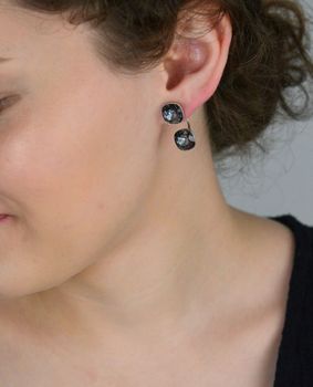 Kolczyki Spark Swarovski Netta Silver Night – srebro 925 i kryształy Swarovski®. Styl glamour, wieczorowy blask. Idealne na prezent dla wyjątkowej kobiety. Zapięcie na sztyft gwarantuje komfort noszenia i bezpieczeństwo (4).JPG
