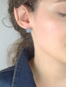 Srebrne kolczyki Spark z Kryształkami Swarovski Crystal Silver Night KFM6SN. Nowoczesne kolczyki z wygodnym zapięciem ozdobione kryształami Swarovskiego w kolorze Silver Night. Efektowna i pełna blasku biżuteria to jeden (4).JPG