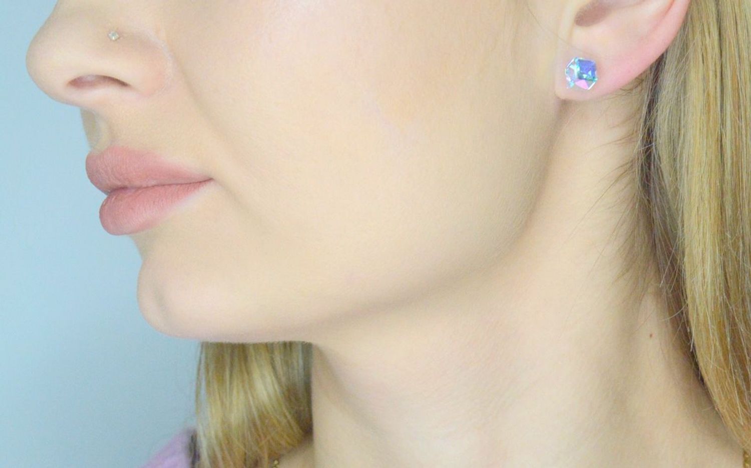 Kolczyki SPARK pozłacane KG48416AB Nowoczesne kolczyki wkrętki ozdobione kryształami Swarovskiego w kolorze opalizującym. Minimalistyczna biżuteria to jeden z najmodniejszych w tym sezonie trendów..jpg