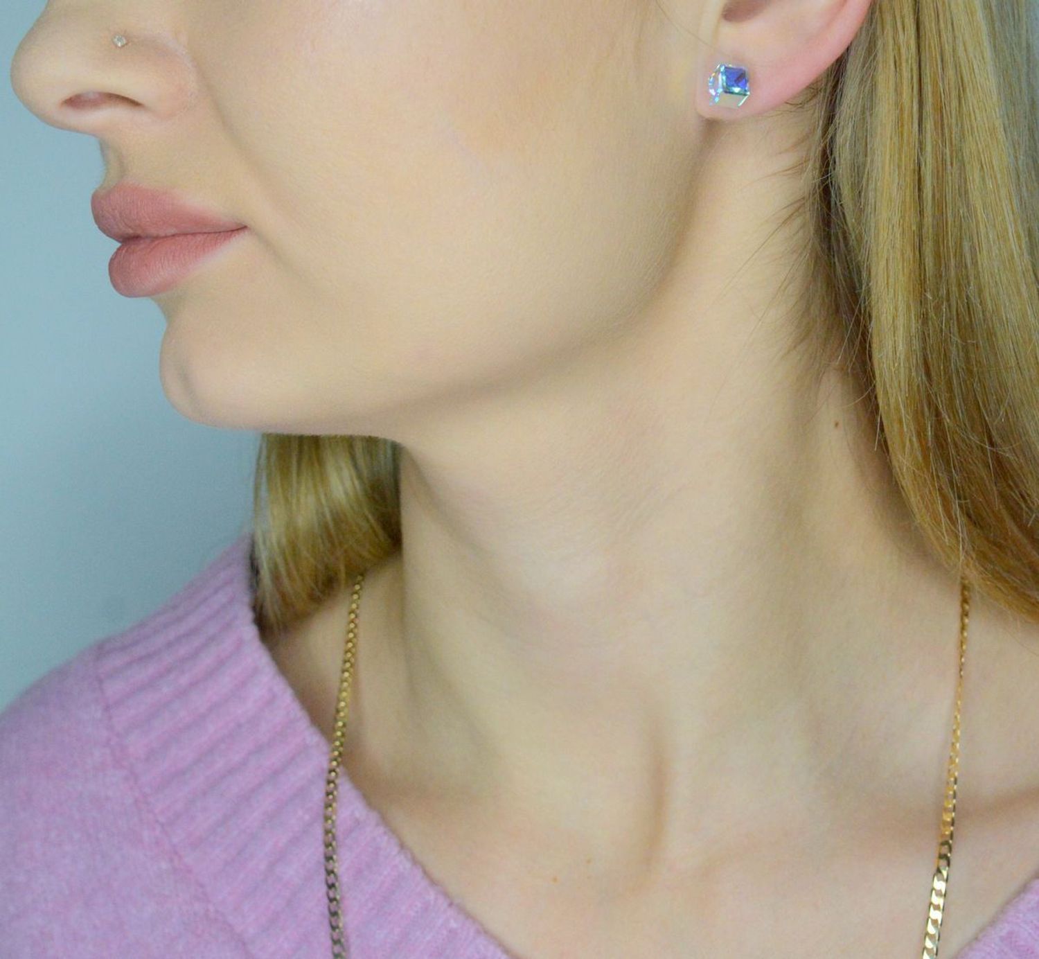 Kolczyki SPARK pozłacane KG48416AB Nowoczesne kolczyki wkrętki ozdobione kryształami Swarovskiego w kolorze opalizującym. Minimalistyczna biżuteria to jeden z najmodniejszych w tym sezonie trendów..jpg