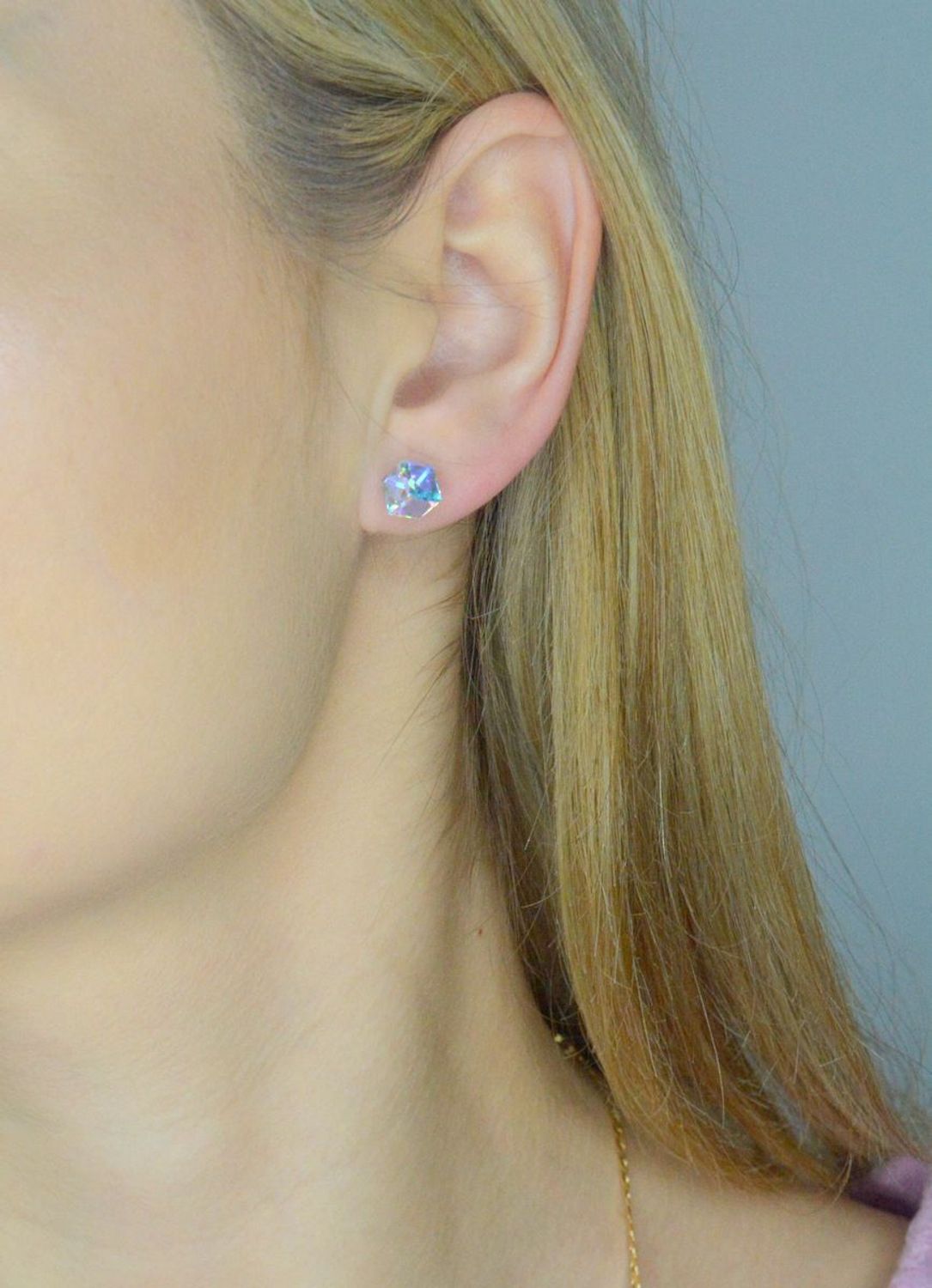 Kolczyki SPARK pozłacane KG48416AB Nowoczesne kolczyki wkrętki ozdobione kryształami Swarovskiego w kolorze opalizującym. Minimalistyczna biżuteria to jeden z najmodniejszych w tym sezonie trendów..jpg