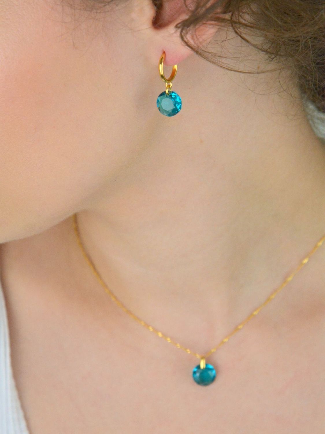 Kolczyki Spark KG643010BZ z pozłacanego srebra 925 i austriackich kryształów. Elegancja, blask i wygoda. Zapakowane w eleganckie pudełko.1.jpg