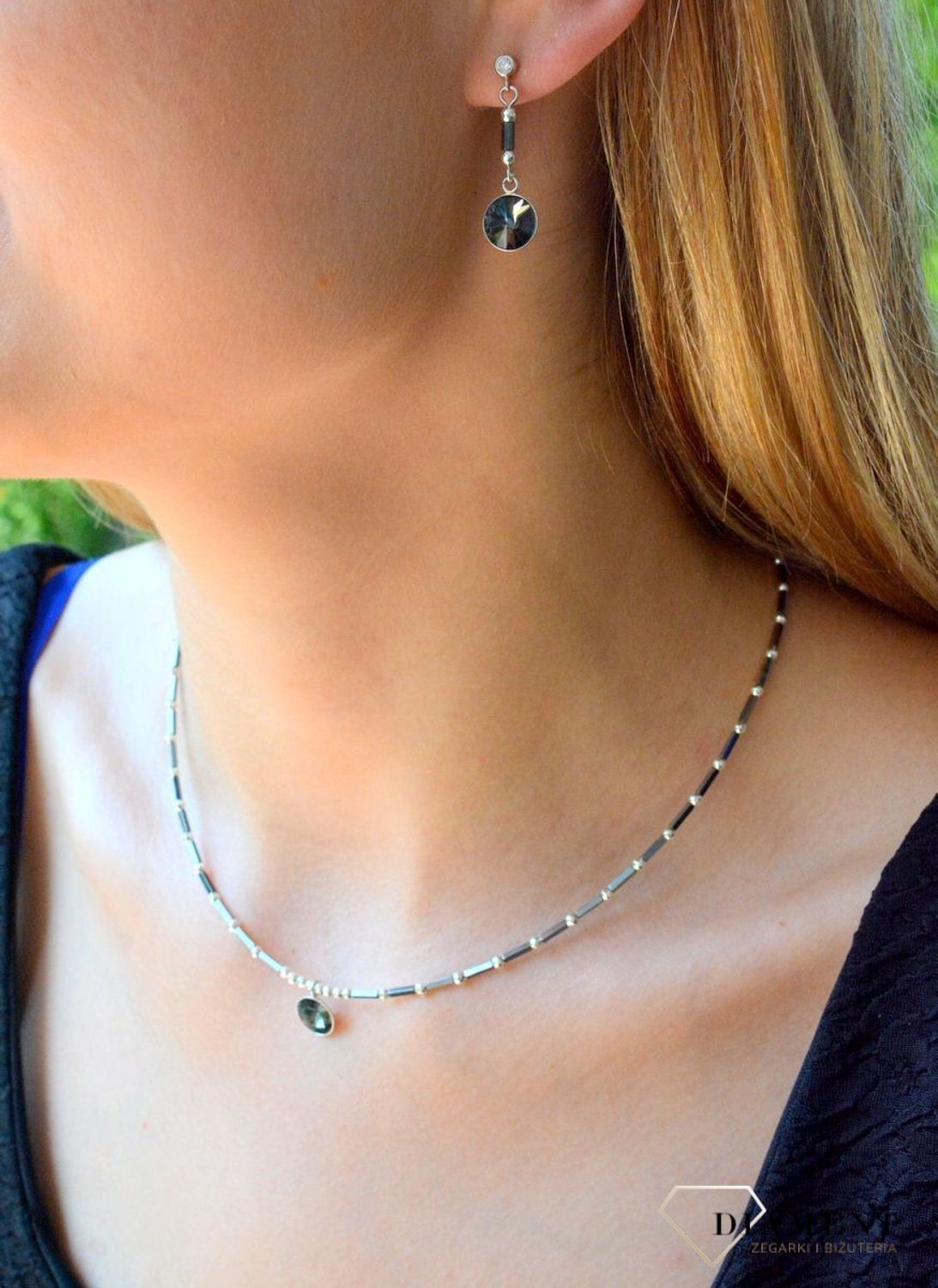 Kolczyki srebrne wiszące Swarovski z kryształkami w kolorze Silver Night KHEB1122SN.  Kolczyki wiszące Spark. Kolczyki wykonane ze srebra próby 925. Kolczyki z kryształkiem Swarovskiego. Kolczyki wiszące Spark w odci.jpg