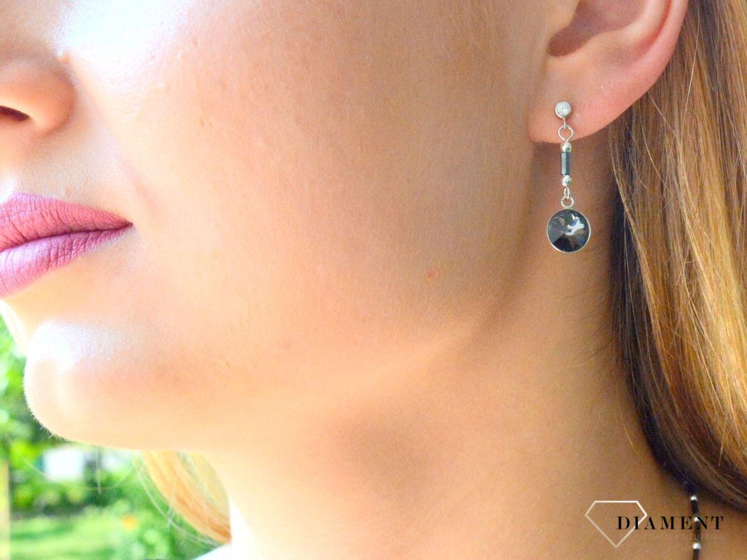 Kolczyki srebrne wiszące Swarovski z kryształkami w kolorze Silver Night KHEB1122SN.  Kolczyki wiszące Spark. Kolczyki wykonane ze srebra próby 925. Kolczyki z kryształkiem Swarovskiego. Kolczyki wiszące Spark w odci.jpg