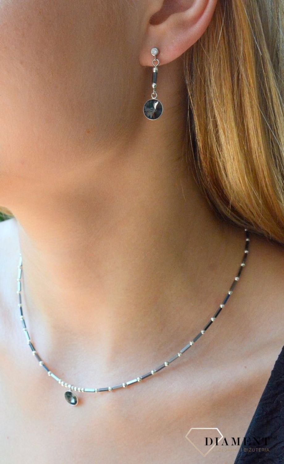 Kolczyki srebrne wiszące Swarovski z kryształkami w kolorze Silver Night KHEB1122SN.  Kolczyki wiszące Spark. Kolczyki wykonane ze srebra próby 925. Kolczyki z kryształkiem Swarovskiego. Kolczyki wiszące Spark w odci.jpg