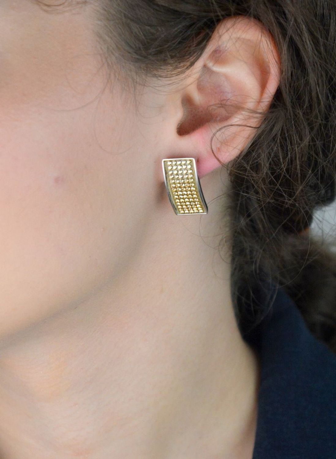 Eleganckie kolczyki damskie srebrne próby 925, model KHTEXC5BEGS, prostokątne, zdobione złotymi kryształami Swarovski®. Zapięcie na sztyft, waga 7 g, wymiary 2,5 x 1,2 cm.1.jpg