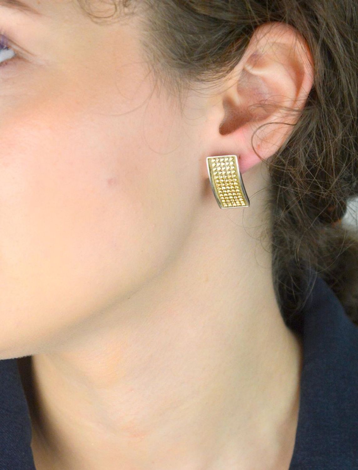 Eleganckie kolczyki damskie srebrne próby 925, model KHTEXC5BEGS, prostokątne, zdobione złotymi kryształami Swarovski®. Zapięcie na sztyft, waga 7 g, wymiary 2,5 x 1,2 cm.1.jpg