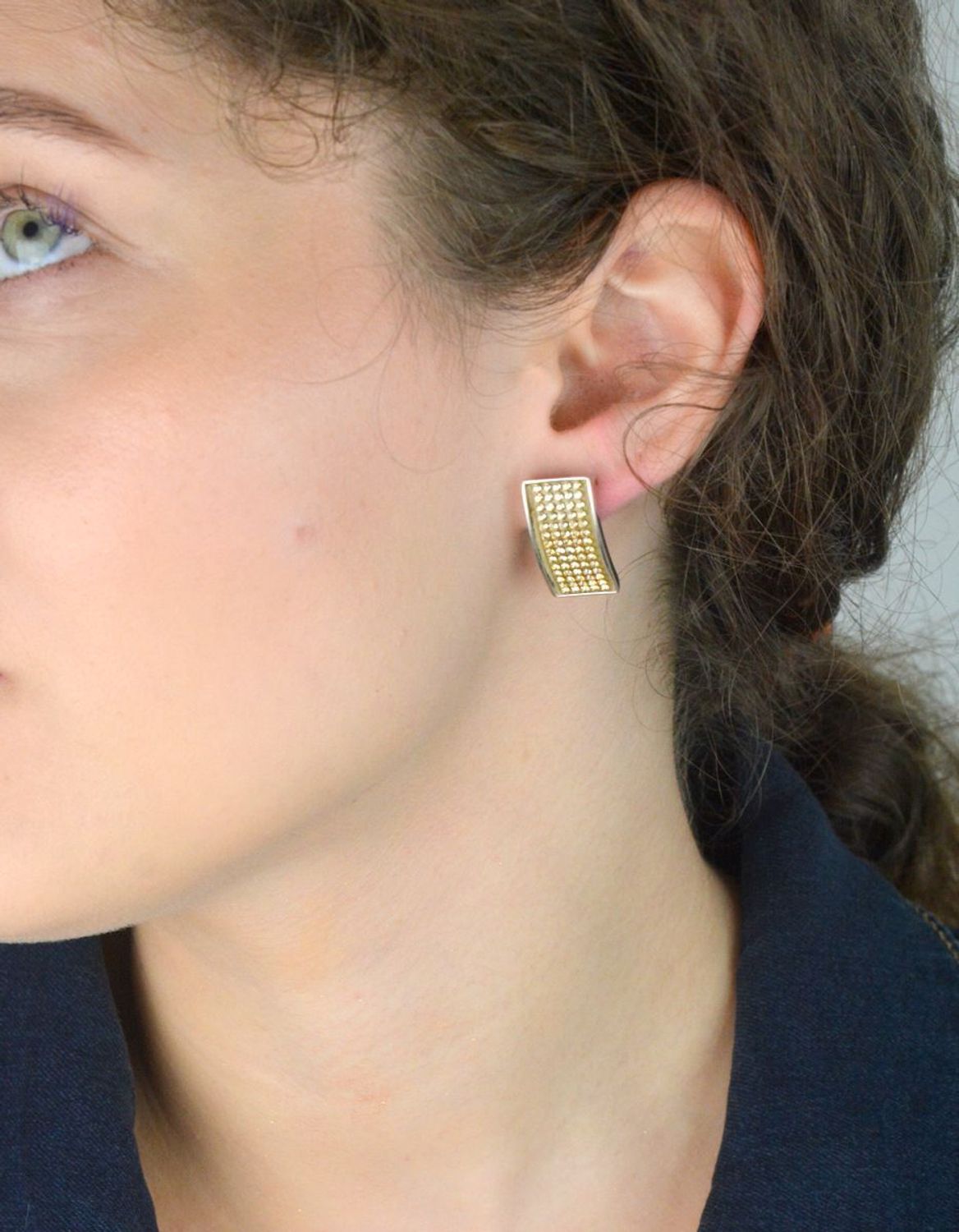 Eleganckie kolczyki damskie srebrne próby 925, model KHTEXC5BEGS, prostokątne, zdobione złotymi kryształami Swarovski®. Zapięcie na sztyft, waga 7 g, wymiary 2,5 x 1,2 cm.1.jpg