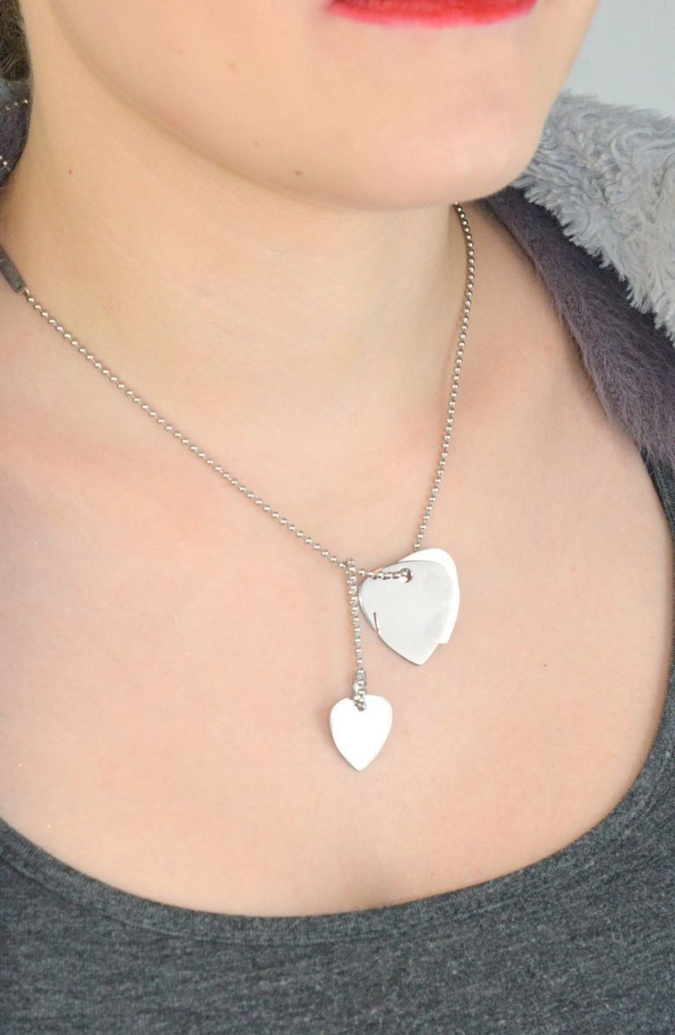 Elegancki naszyjnik damski ze stali nierdzewnej, łańcuszek z kuleczek z trzema gładkimi blaszkami w kształcie serca, długość 72 cm. Idealny pod grawer i na prezent.1.jpg