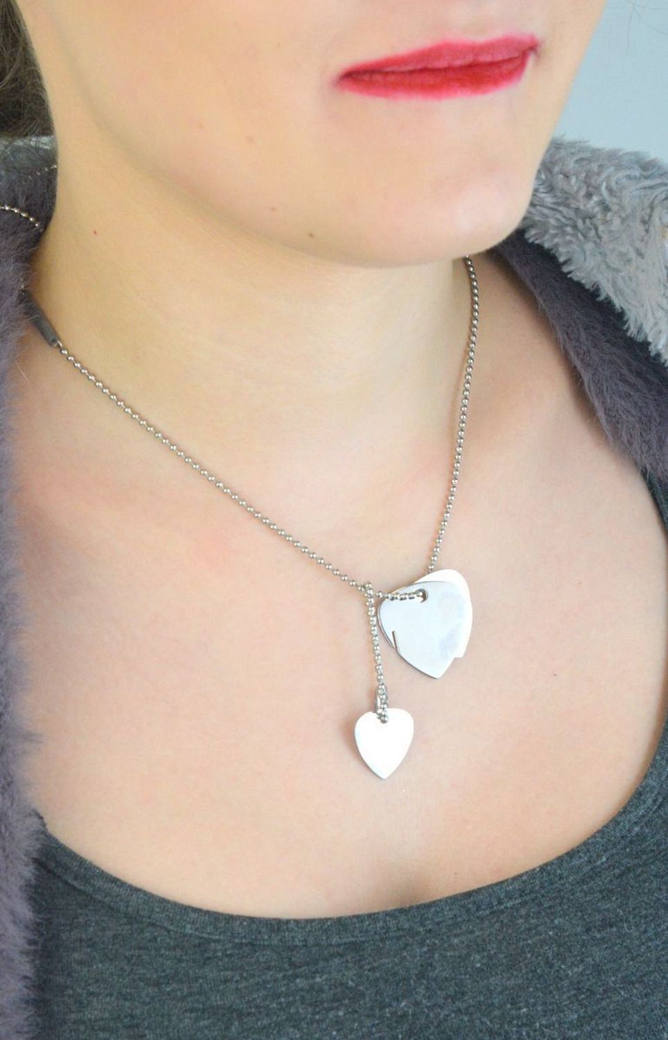 Elegancki naszyjnik damski ze stali nierdzewnej, łańcuszek z kuleczek z trzema gładkimi blaszkami w kształcie serca, długość 72 cm. Idealny pod grawer i na prezent.1.jpg