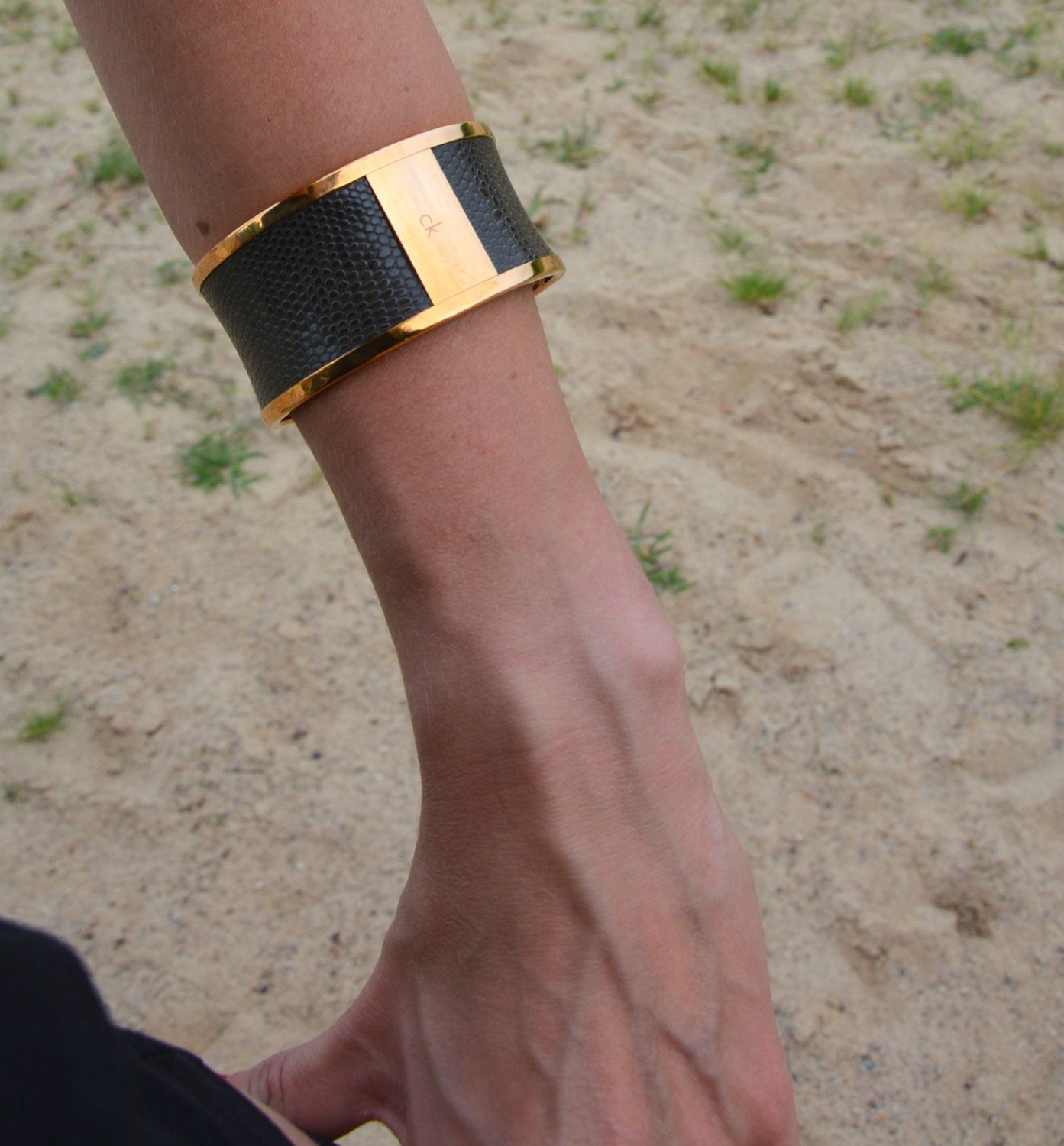 Biżuteria Calvin Klein Bransoletka sztywna ze skóra 'Szeroki CK'✓ Biżuteria CK, Bransoletki CK w Sklepie z Biżuterią zegarki-diament.pl✓ Piękne i Eleganckie Bransoletki dla Kobiet✓Prawdziwa Moda 11.jpg