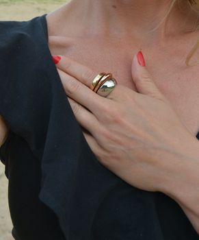 Biżuteria Calvin Klein Pierścionek szeroki 'Trzy kolory złota CK'✓ Biżuteria CK, pierścionki CK w Sklepie z Biżuterią zegarki-diament.pl✓ Piękne i Eleganckie pierścionki dla Kobiet (4).JPG