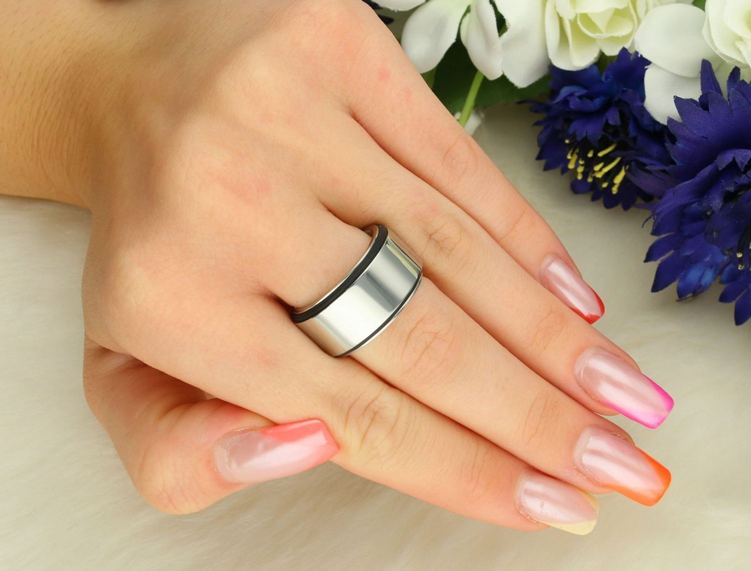 Elegancki pierścionek damski Calvin Klein KJ0GBR090109 wykonany ze stali szlachetnej. Minimalistyczny design, waga 14,90 g, szerokość 1,1 cm, 2 lata gwarancji.1.jpg