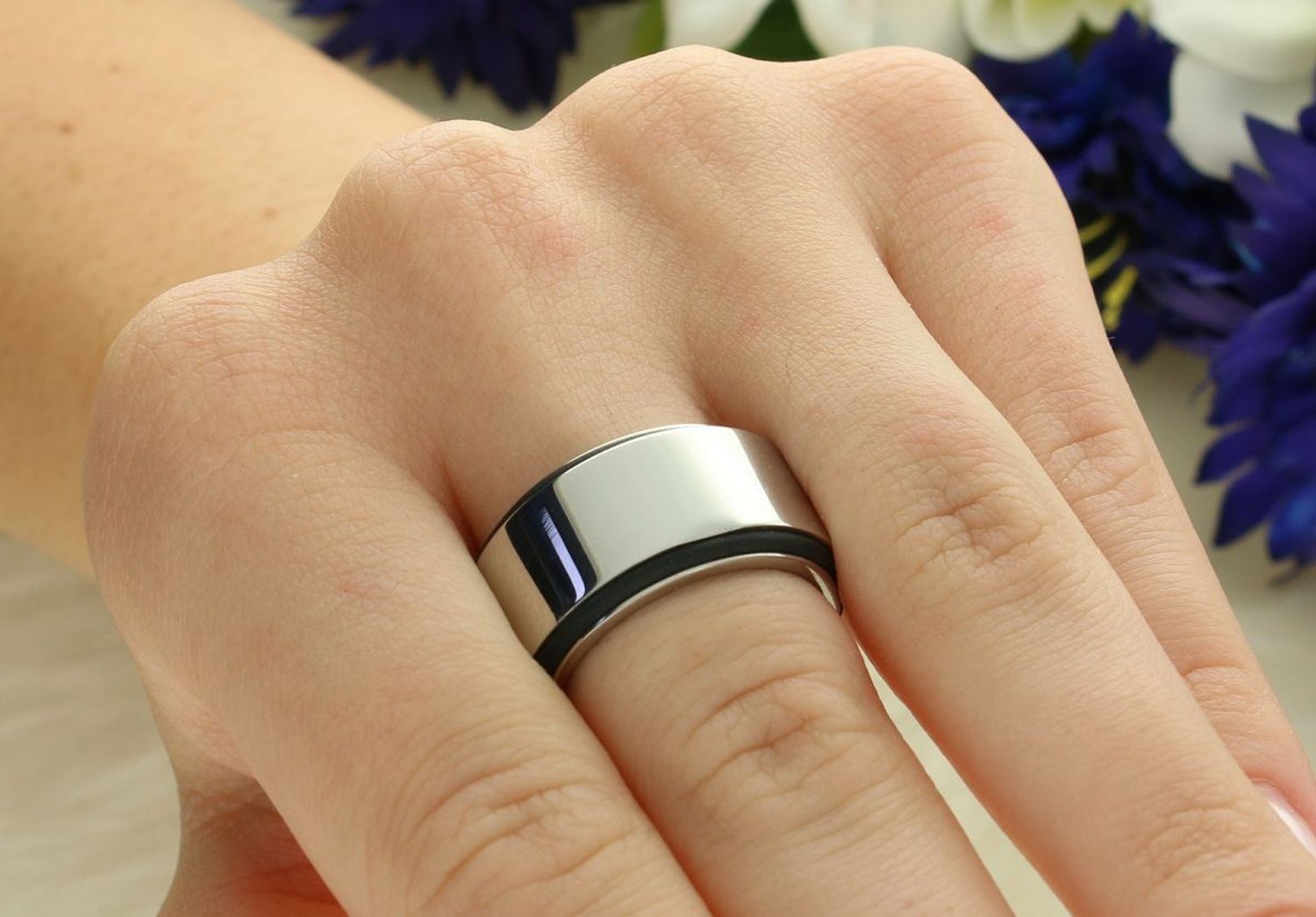 Elegancki pierścionek damski Calvin Klein KJ0GBR090109 wykonany ze stali szlachetnej. Minimalistyczny design, waga 14,90 g, szerokość 1,1 cm, 2 lata gwarancji.1.jpg