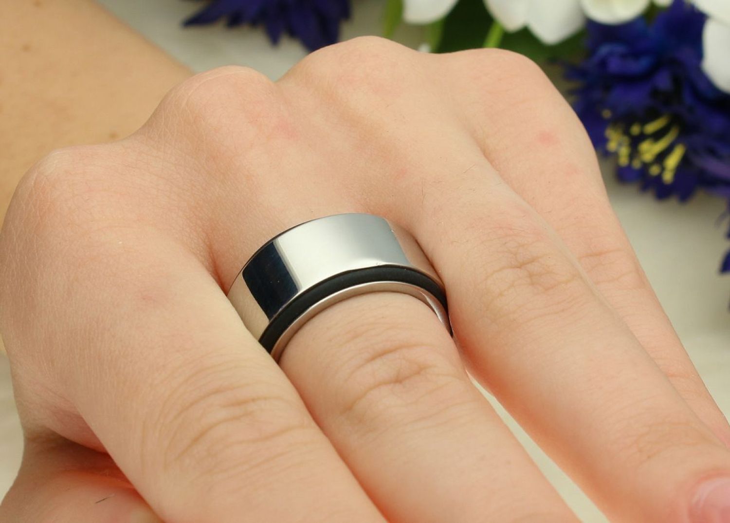 Elegancki pierścionek damski Calvin Klein KJ0GBR090109 wykonany ze stali szlachetnej. Minimalistyczny design, waga 14,90 g, szerokość 1,1 cm, 2 lata gwarancji.1.jpg