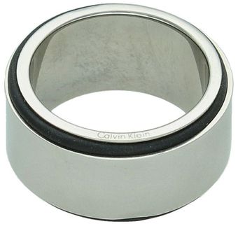 Elegancki pierścionek damski Calvin Klein KJ0GBR090109 wykonany ze stali szlachetnej. Minimalistyczny design, waga 14,90 g, szerokość 1,1 cm, 2 lata gwarancji.2.jpg