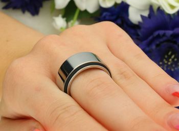 Elegancki pierścionek damski Calvin Klein KJ0GBR090109 wykonany ze stali szlachetnej. Minimalistyczny design, waga 14,90 g, szerokość 1,1 cm, 2 lata gwarancji.5.jpg
