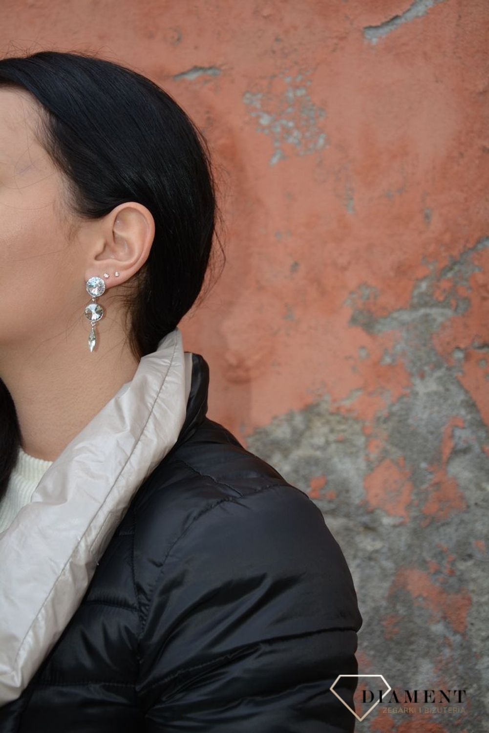 Błyszczące, długie kolczyki wykonane ze srebra i autentycznych kryształów Swarovskiego to efektowna biżuteria stworzona z myślą o kobietach, które kochają mode..jpg