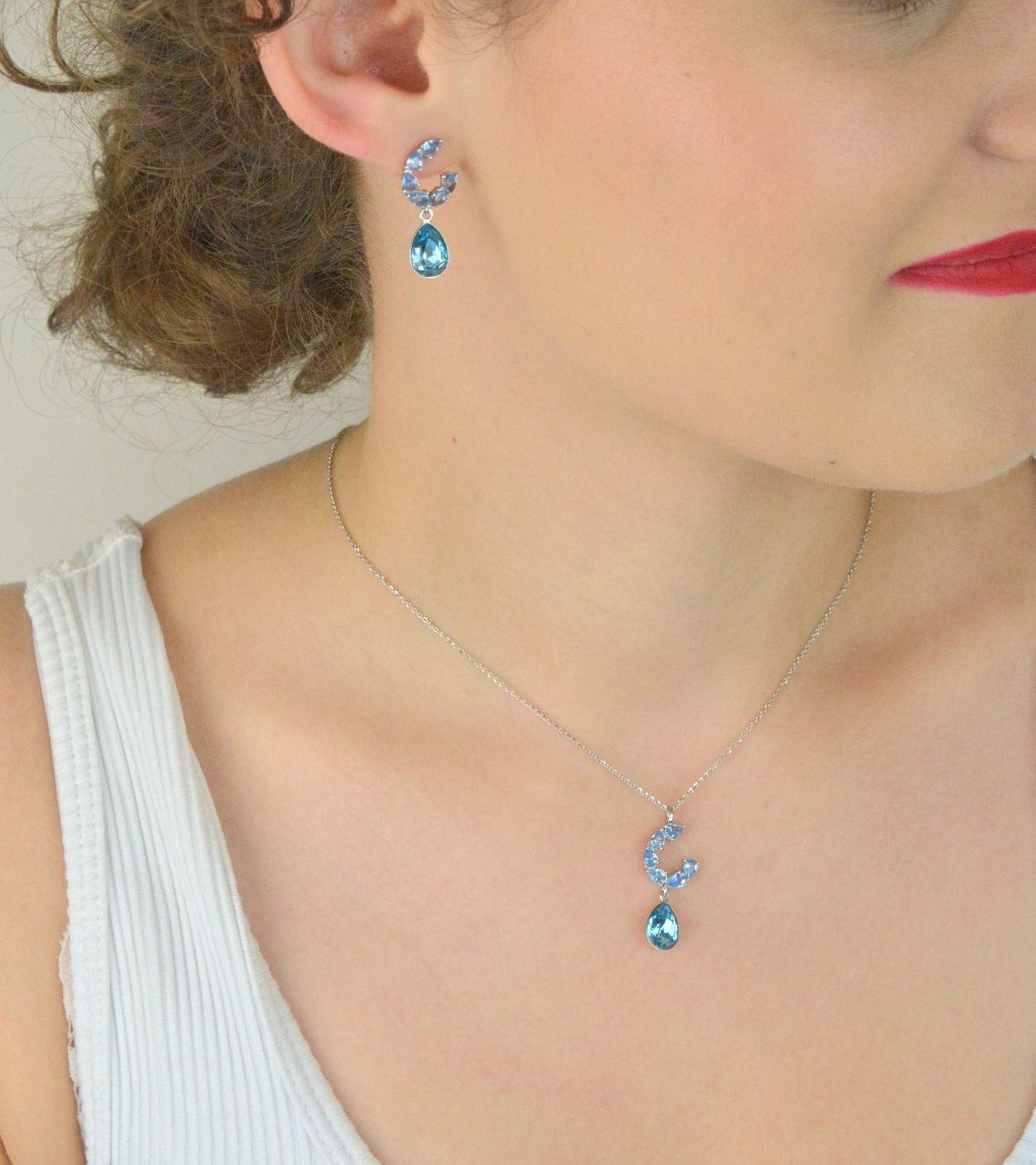 Kolczyki Spark KK4320AQAQ ze srebra 925 z austriackimi kryształami. Eleganckie, błyszczące, zapinane na sztyft. Długość 2,6 cm.1.jpg